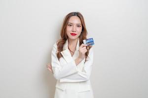 retrato, hermoso, mujer asiática, tenencia, tarjeta de crédito foto