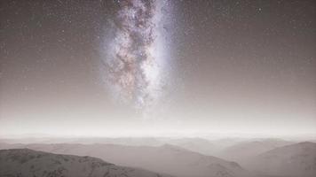 via lattea sopra il terreno innevato video