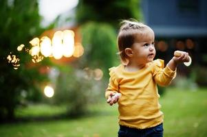 niña con donuts en el patio de la tarde. sabrosa deliciosa comida de donas. foto