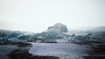 8k montagnes antarctiques avec de la neige dans le brouillard video