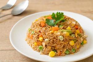 arroz frito con guisantes, zanahoria y maíz foto