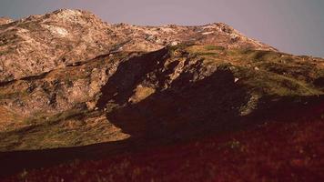 montañas de colores al atardecer de verano video