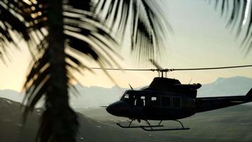 8k câmera lenta helicóptero militar dos estados unidos no vietnã