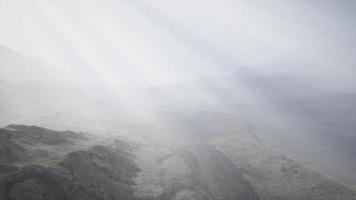 rayos de sol contra el telón de fondo de las montañas video