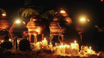 autel d'or avec des bougies la nuit video