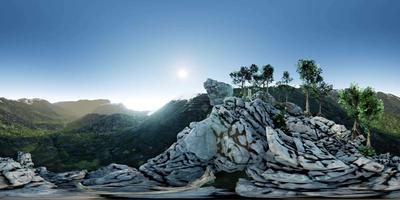 cámara aérea vr 360 moviéndose sobre rocas en las montañas. listo para vr video