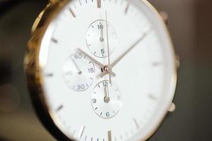 detalles del reloj de oro con cronómetro foto