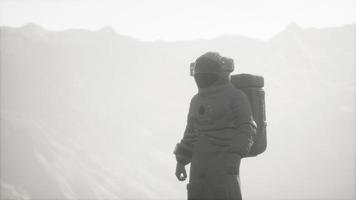 astronauta en otro planeta con polvo y niebla video