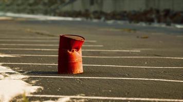 oud en roestig metalen vat op parking video