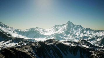 8k luchtfoto berglandschap op grote hoogte video