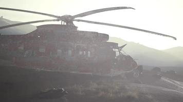 vieil hélicoptère militaire rouillé dans le désert au coucher du soleil video