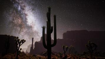 la via lattea sopra il deserto dello Utah, negli Stati Uniti video