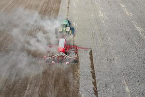 minsk bielorrusia septiembre de 2020 tractor siembra en el campo vista superior y posterior. foto
