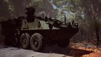 tanque blindado del ejército de batalla en la carretera