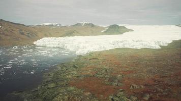 montañas nevadas e icebergs a la deriva en el mar de Groenlandia video