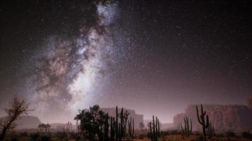 la via lattea sopra il deserto dello Utah, negli Stati Uniti video