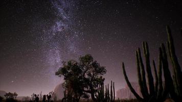 de melkweg boven de woestijn van Utah, usa video