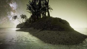 bela praia tropical de fantasia com estrela da via láctea no céu noturno video