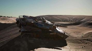 tanques militares destruídos no deserto ao pôr do sol video