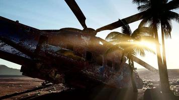 viejo helicóptero militar oxidado en el desierto al atardecer video