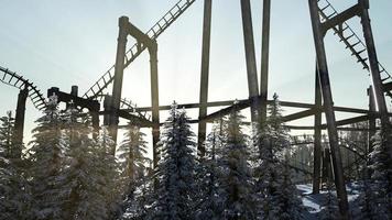 gammal berg-och dalbana vid solnedgången i skogen video