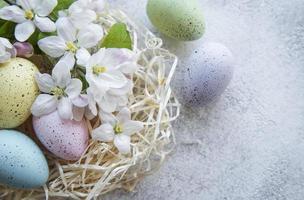 coloridos huevos de Pascua sobre fondo de hormigón foto
