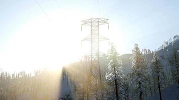 ligne électrique au lever du soleil video