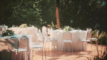 café de rue avec tables et chaises vides video