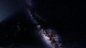 Astro 4k de la galaxie de la voie lactée au-dessus de la forêt tropicale. video