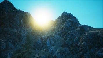 zonsondergang in de rotsachtige vallei video