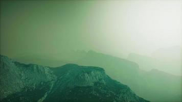 niebla matutina en la montaña de afganistán video
