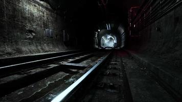 Leerer Eisenbahntunnel in der Nähe des U-Bahnhofs video