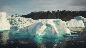 grandes icebergs cerca de la región de Groenlandia video