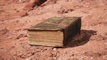 livro antigo no deserto de rocha vermelha video