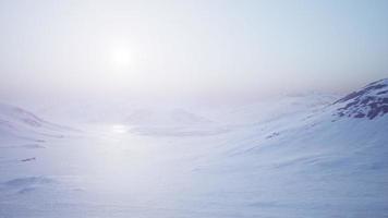 flyglandskap av snöiga berg och isiga stränder i Antarktis video