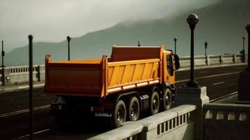 grote vrachtwagen op de brug video