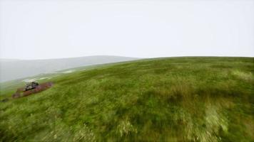 Luftgrüne Hügellandschaft im Nebel video