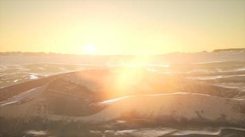 dune del deserto di sabbia rossa al tramonto video