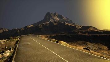 strada in riva al mare all'ora del tramonto video