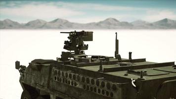 char militaire dans le désert blanc video