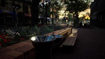 primer plano de una fuente de agua potable en un parque al atardecer video