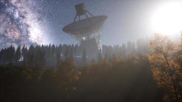 astronomisch observatorium onder de sterren van de nachtelijke hemel video