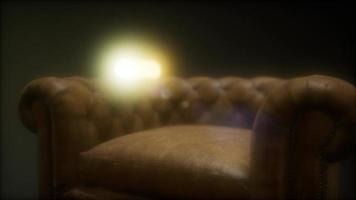 sofá vintage de cuero brownie con grunge oscuro video