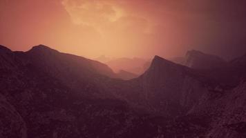 cielo drammatico sopra le montagne rocciose al tramonto video