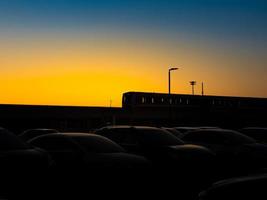 silueta del tren del cielo entrante o saliente en la hermosa puesta de sol. foto