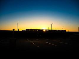 silueta del tren del cielo entrante o saliente en la hermosa puesta de sol. foto