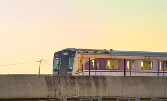 mrt línea púrpura sky train en la noche en bang yai, nonthaburi tailandia. foto