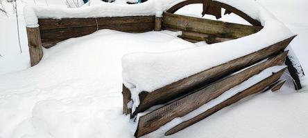 hoyo de compost en invierno. un lugar para la cosecha de humus, cubierto de nieve. foto