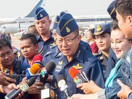 real fuerza aérea tailandesa don muang bangkok tailandia12 de enero de 2019comandante aéreo jefe de aire mariscal chaiyapruek dissayarin entrevistando a los medios de comunicación en el día inaugural del evento del día nacional del niño. foto