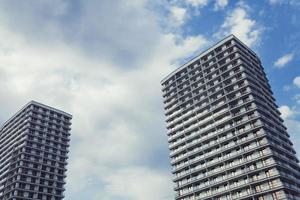 dos edificios de apartamentos modernos foto